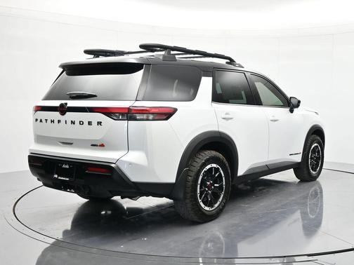 Everest White Pearl Tricoat/Super Black 2026 Nissan Pathfinder Rock Creek