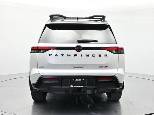 Everest White Pearl Tricoat/Super Black 2026 Nissan Pathfinder Rock Creek