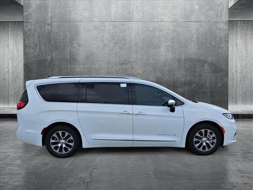 2025 Chrysler Pacifica L