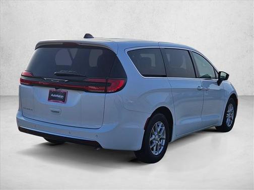 Bright White Clearcoat 2027 Chrysler Pacifica L