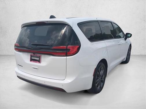 Bright White Clearcoat 2026 Chrysler Pacifica L