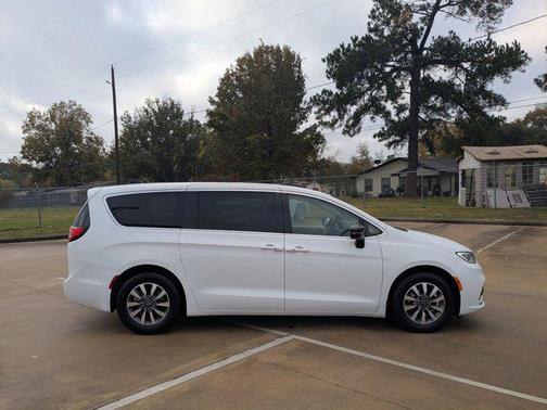 2024 Chrysler Pacifica Hybrid Select