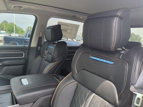 Diamond Black Crystal Pearlcoat 2026 RAM 1500 ST