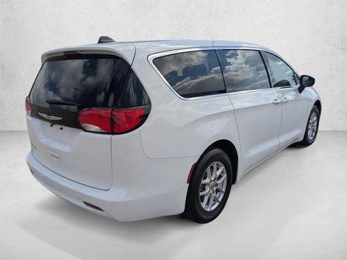 Bright White Clearcoat 2022 Chrysler Voyager LX