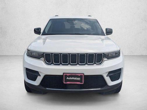 Bright White Clearcoat 2024 Jeep Grand Cherokee Laredo