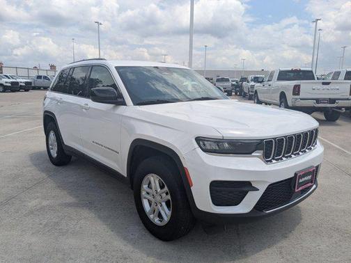 Bright White Clearcoat 2024 Jeep Grand Cherokee Laredo