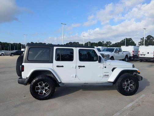 Bright White Clearcoat 2019 Jeep Wrangler Unlimited Sahara