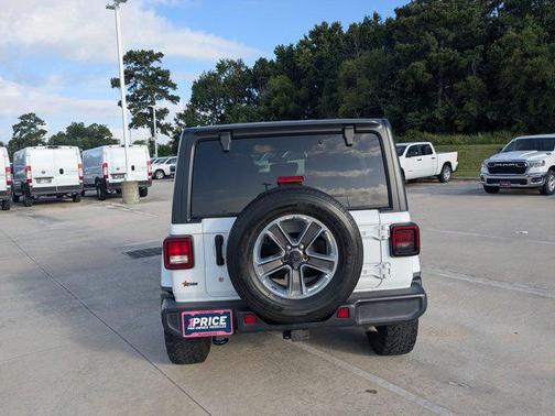 Bright White Clearcoat 2019 Jeep Wrangler Unlimited Sahara
