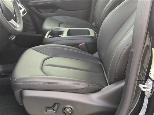 Diamond Black Crystal Pearlcoat 2026 Chrysler Pacifica L