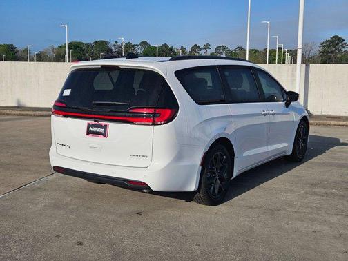 Bright White Clearcoat 2026 Chrysler Pacifica Limited