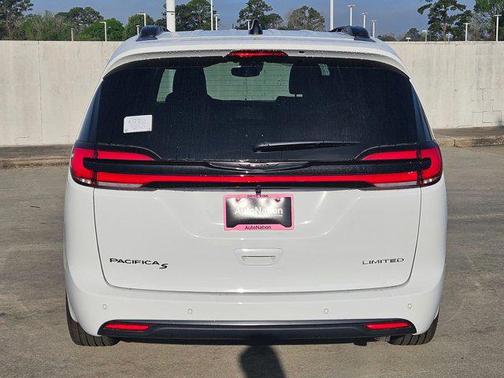 Bright White Clearcoat 2026 Chrysler Pacifica Limited