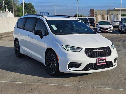 Bright White Clearcoat 2026 Chrysler Pacifica Limited