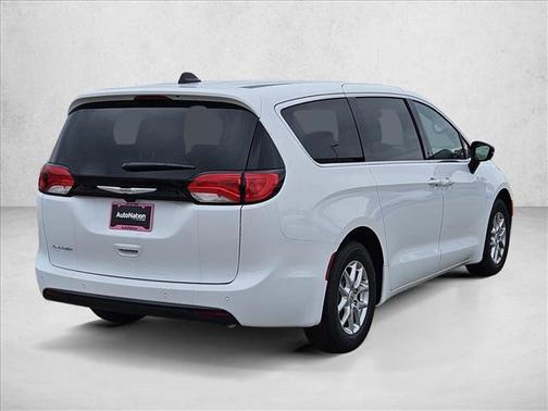 2025 Chrysler Voyager LX