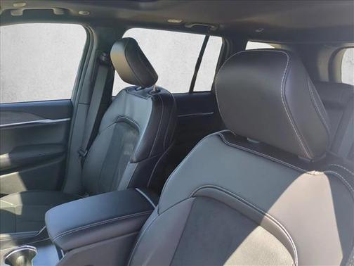 Bright White Clearcoat 2026 Jeep Grand Cherokee Altitude