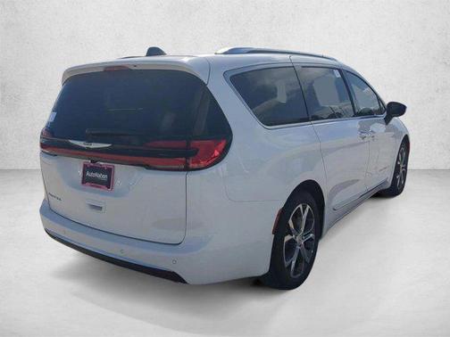 Bright White Clearcoat 2026 Chrysler Pacifica L