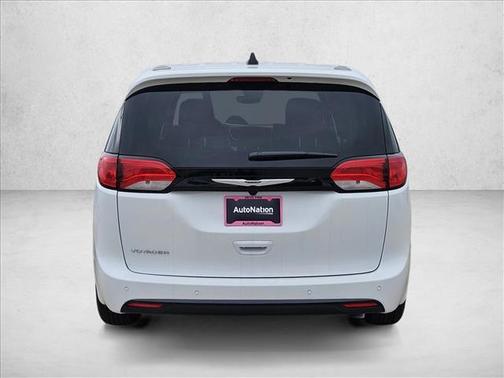 2025 Chrysler Voyager LX