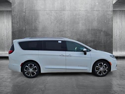 2025 Chrysler Pacifica L