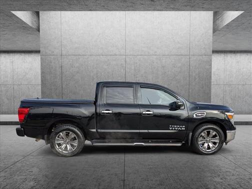 Photo 5 of 22 of 2017 Nissan Titan SV