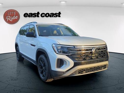 Pure White 2024 Volkswagen Atlas 2.0T Peak Edition SE w/Technology