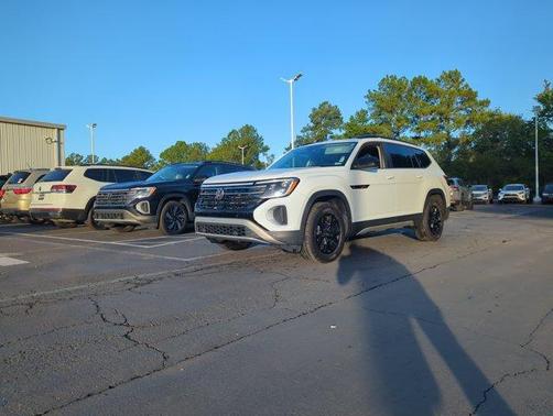Pure White 2024 Volkswagen Atlas 2.0T Peak Edition SE w/Technology