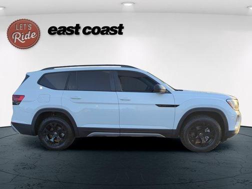 Pure White 2024 Volkswagen Atlas 2.0T Peak Edition SE w/Technology