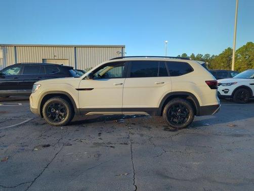 Pure White 2024 Volkswagen Atlas 2.0T Peak Edition SE w/Technology