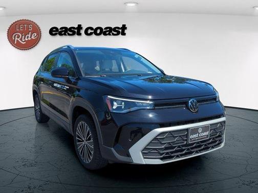 Deep Black Pearl Effect 2025 Volkswagen Taos 1.5T SE