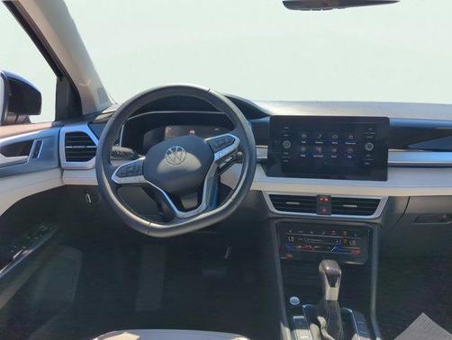 Deep Black Pearl Effect 2025 Volkswagen Taos 1.5T SE