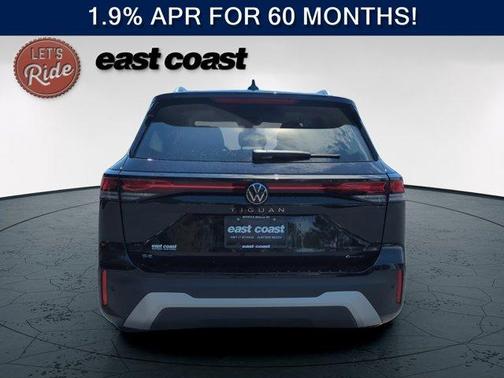 Deep Black Pearl 2026 Volkswagen Tiguan 2.0T SE