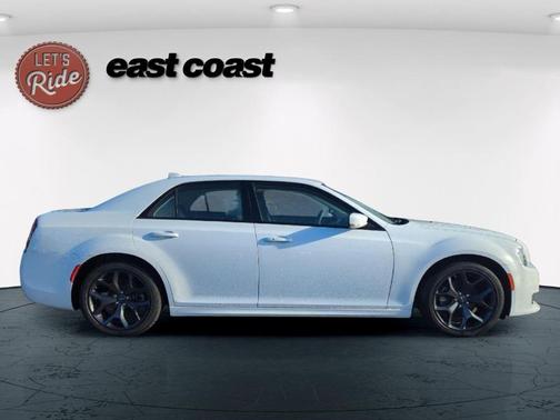 2022 Chrysler 300 Touring L