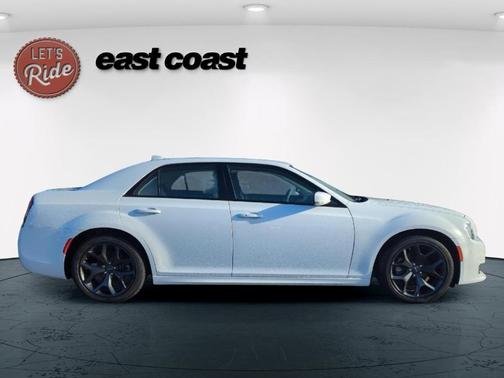 2022 Chrysler 300 Touring L