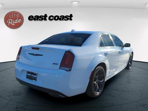 2022 Chrysler 300 Touring L