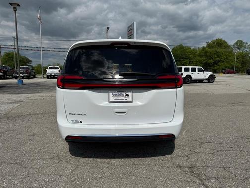 2022 Chrysler Pacifica Touring-L
