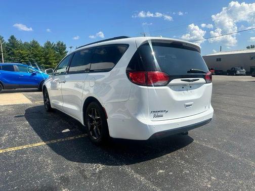 Bright White Clearcoat 2018 Chrysler Pacifica Touring-L