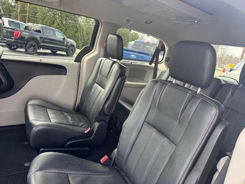 2016 Chrysler Town & Country Touring