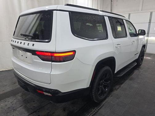 Bright White Clearcoat 2024 Jeep Wagoneer Series II Carbide