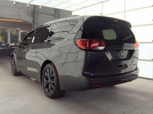 Granite Crystal Metallic Clearcoat 2020 Chrysler Pacifica Limited