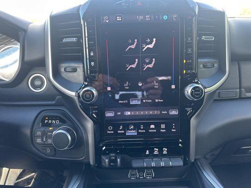 Diamond Black Crystal Pearlcoat 2026 RAM 1500 Big Horn/Lone Star