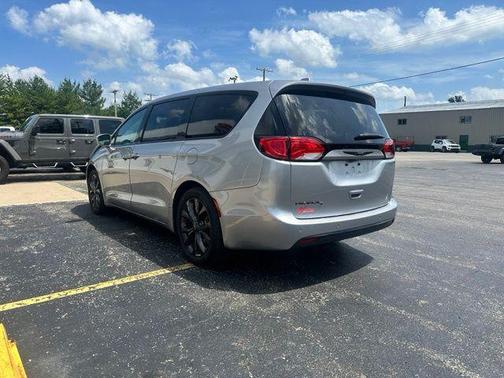 Billet Silver Metallic Clearcoat 2018 Chrysler Pacifica Touring Plus