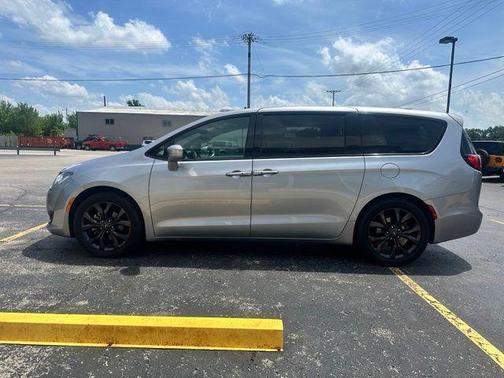 Billet Silver Metallic Clearcoat 2018 Chrysler Pacifica Touring Plus