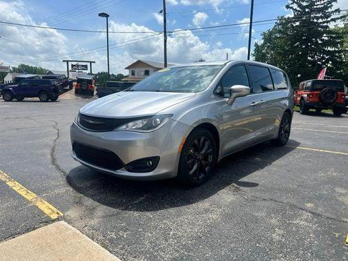 Billet Silver Metallic Clearcoat 2018 Chrysler Pacifica Touring Plus
