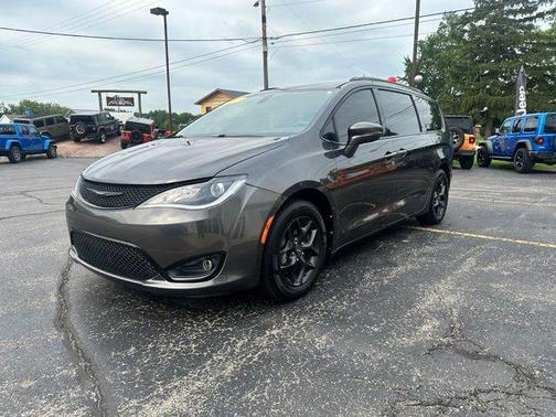 Granite Crystal Metallic Clearcoat 2019 Chrysler Pacifica Limited