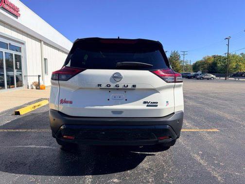 Pearl White Tricoat/Super Black 2023 Nissan Rogue SV
