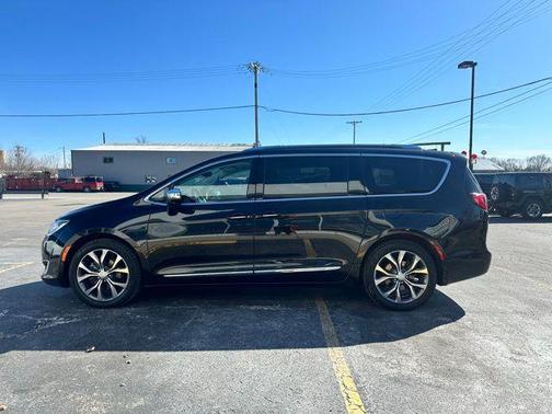 Brilliant Black Crystal Pearlcoat 2018 Chrysler Pacifica Limited