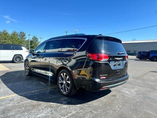 Brilliant Black Crystal Pearlcoat 2018 Chrysler Pacifica Limited