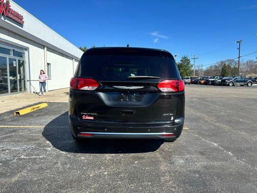 Brilliant Black Crystal Pearlcoat 2018 Chrysler Pacifica Limited