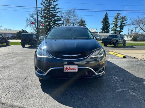 Brilliant Black Crystal Pearlcoat 2018 Chrysler Pacifica Limited