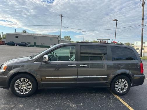 2016 Chrysler Town & Country Touring-L