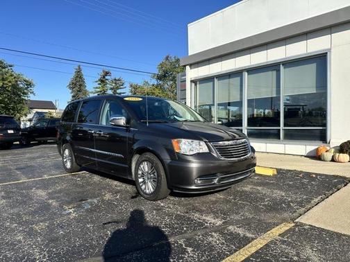 2016 Chrysler Town & Country Touring-L