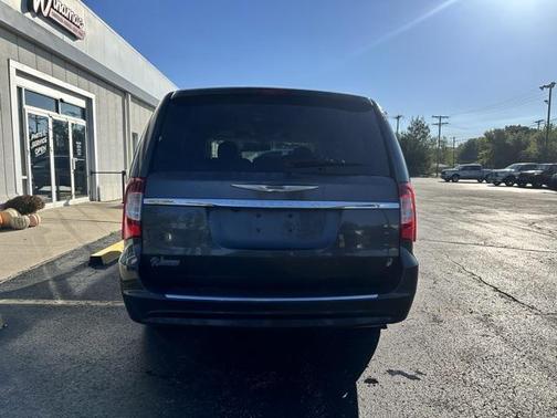 2016 Chrysler Town & Country Touring-L